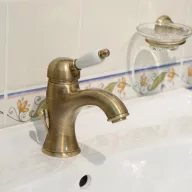   KIRKÉ mosdócsaptelep, automata leeresztővel, fehér kerámia karral, bronz